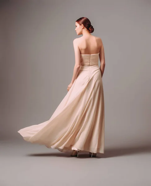 Elegancka Sukienka Bez Pleców Piękny Różowy Szyfon Suknia Wieczorowa Studio — Zdjęcie stockowe