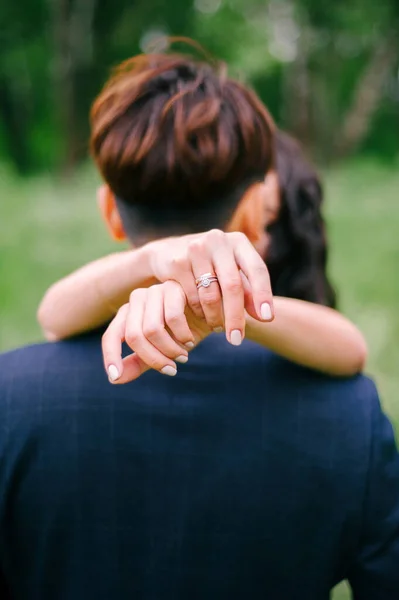 Verlobungsring Nahaufnahme Hochzeitstag Junge Glückliche Frischvermählte Frischen Grün Des Waldes — Stockfoto