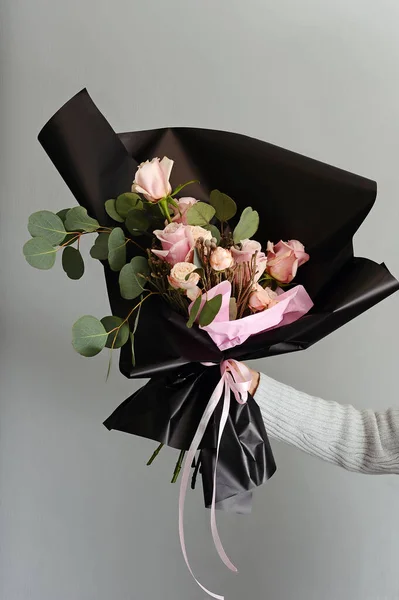 Schönes Geschenk Von Rosa Zartem Blühendem Strauß Verschiedene Frische Blumen — Stockfoto