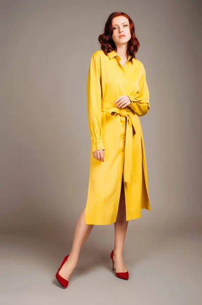 Jovem Mulher Gengibre Vestido Camisa Amarela Look Feminino Brilhante Estilo — Fotografia de Stock
