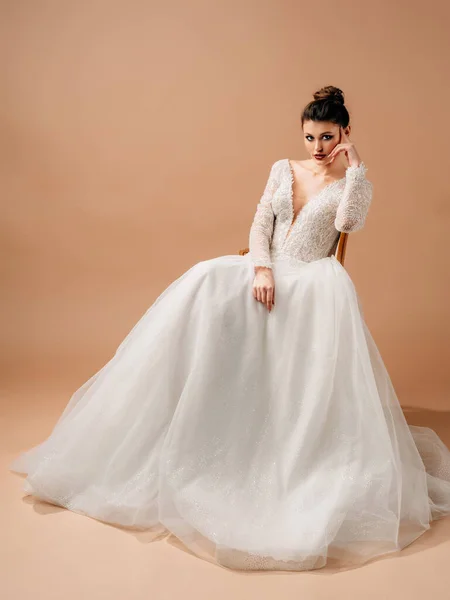 Elegante Abito Sposa Invernale Con Spacco Frontale Gonna Lunga Tulle — Foto Stock