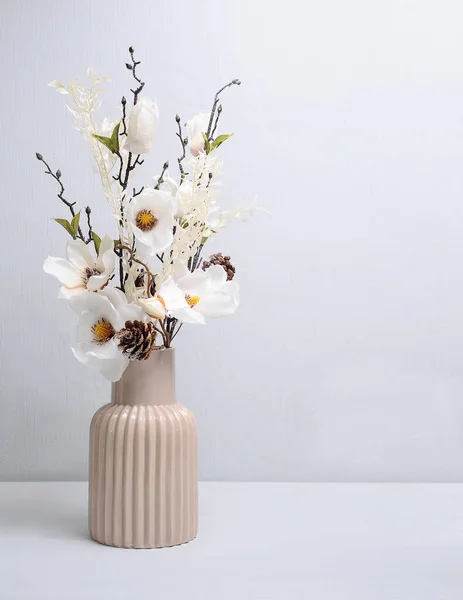 Bouquet Macio Flores Brancas Vaso Marfim Decoração Floral Interior Dia — Fotografia de Stock