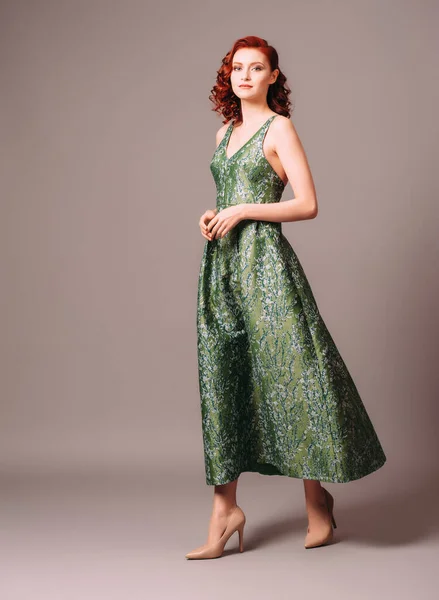 Зелена Вечірня Сукня Повну Довжину Красива Модель Носить Смарагдові Високі — стокове фото