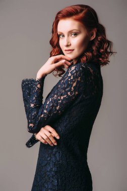 Koyu mavi şeffaf uzun gece elbisesi. Güzel ince bükme modeli, modern kadınsı bir parti arayışı. Kadın modası.