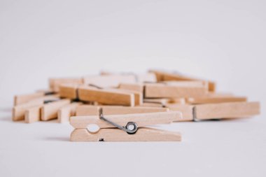 Beyaz arkaplanda izole edilmiş çamaşır mandalları