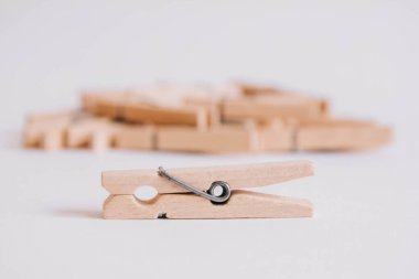 Beyaz arkaplanda izole edilmiş çamaşır mandalları