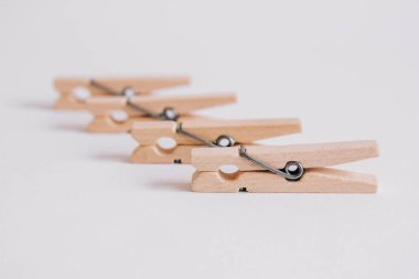 Beyaz arkaplanda izole edilmiş çamaşır mandalları