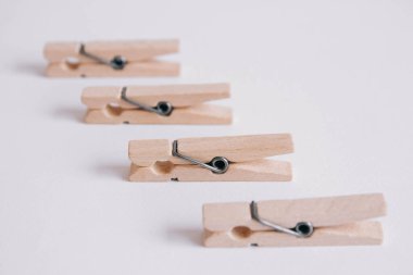 Beyaz arkaplanda izole edilmiş çamaşır mandalları