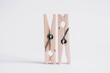 Beyaz arka planda izole edilmiş iki tahta örtü askısı.