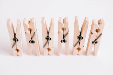 Beyaz arkaplanda izole edilmiş çamaşır mandalları.