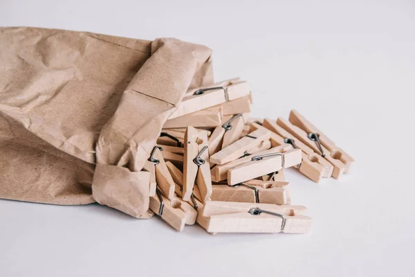 白い背景の紙袋に木製の布ピン テキストの場所 — ストック写真