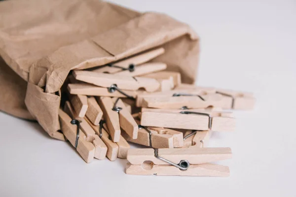 白い背景の紙袋に木製の布ピン テキストの場所 — ストック写真