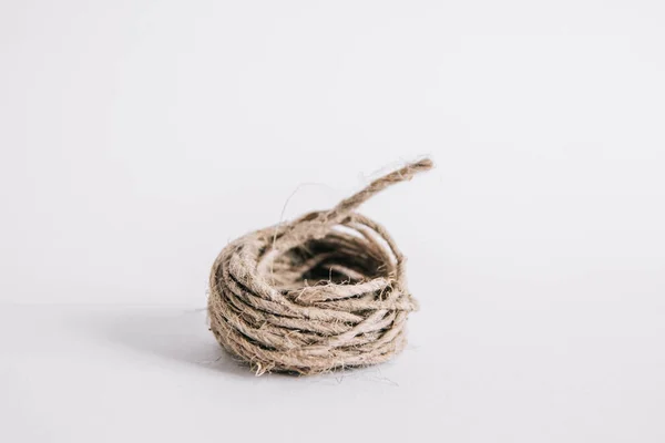 Kraft Brown Twine Pada Latar Belakang Putih — Stok Foto