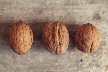Cevizleri masaya yakın plan koy. Üst Manzara. Kopyala, metin için boşluk.