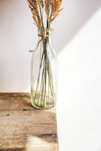 木製のテーブルの上にガラス瓶の中にドライフラワーの花束のまだ生活 テキストまたは広告の場所 — ストック写真