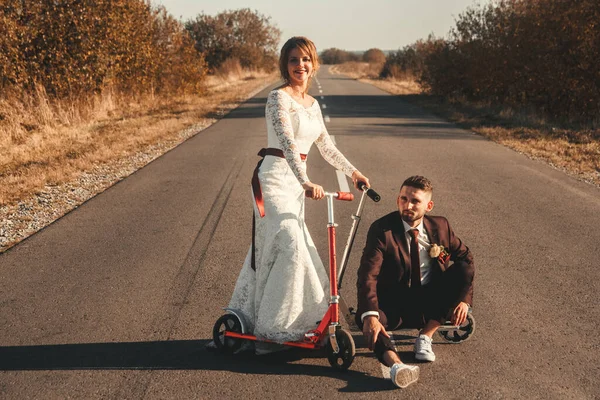 Smiling Wedding Couple Riding Scooters Road City Sunset — Stock Photo, Image