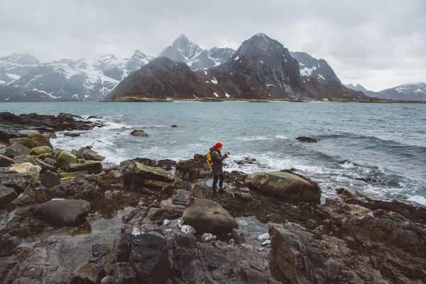 Fotógrafo Profissional Viajante Tirar Fotos Natureza Paisagem Vestindo Uma Mochila — Fotografia de Stock