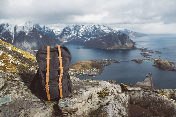 Hipster Excursionista Mochila Turística Roca Montaña Paisaje Panorámico Viajero Relajarse — Foto de Stock