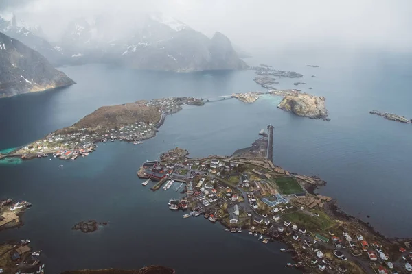 Γραφικό Τοπίο Των Νησιών Lofoten Κορυφές Λίμνες Και Σπίτια Χωριό — Φωτογραφία Αρχείου