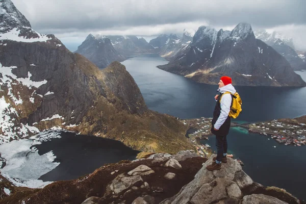 Άνθρωπος Ταξιδιώτη Πεζοπορία Στο Βουνό Reinebringen Κορυφογραμμή Στη Νορβηγία Ζωή — Φωτογραφία Αρχείου