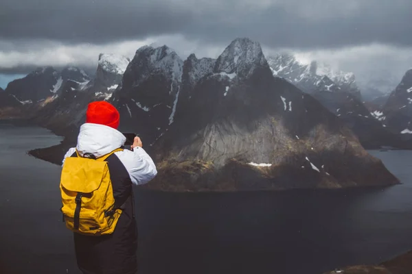 Hombre Viajero Tomando Fotos Con Teléfono Inteligente Senderismo Cordillera Montaña — Foto de Stock