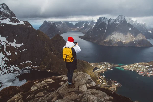 Путешественник Фотографируется Смартфоном Путешествующим Горному Хребту Рейнебринген Норвегии — стоковое фото