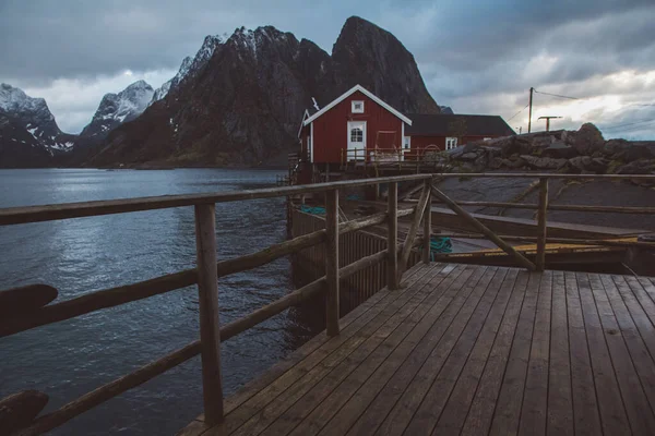 Norveç Evleri Dağları Fiyort Üzerindeki Kayalar Skandinav Seyahat Manzarası Lofoten — Stok fotoğraf