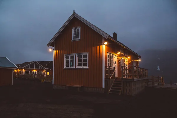 Norwegen Rorbu Häuser Und Berge Felsen Über Fjordlandschaft Skandinavischen Reise — Stockfoto