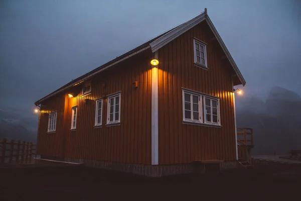 Norvegia Rorbu Case Montagne Rocce Oltre Fiordo Paesaggio Scandinavo Vista — Foto Stock