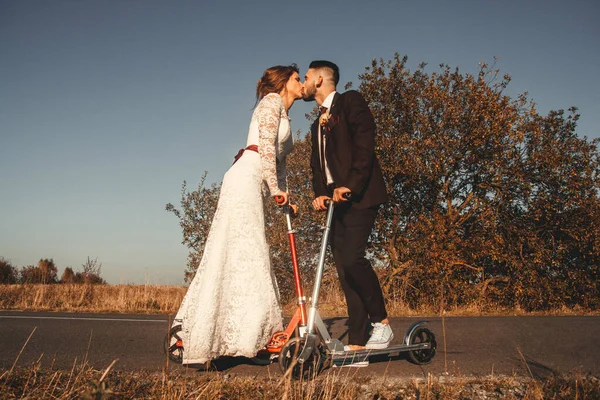 Kissing Wedding Couple Riding Scooters Road City Sunset — Stock Photo, Image