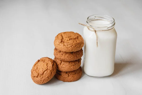 Milch Glas Und Haferflockenkekse Auf Weißem Tischhintergrund Kopieren Leerer Raum — Stockfoto