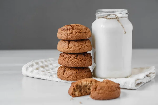 Milch Glas Und Haferflockenkekse Neben Serviette Auf Weißem Tischhintergrund Kopieren — Stockfoto