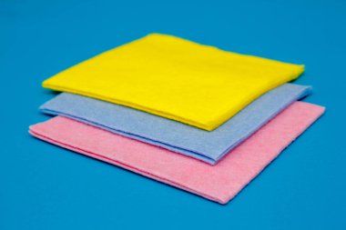 Mavi arka planda çok renkli temizlik bezleri. Temizleme bezi.