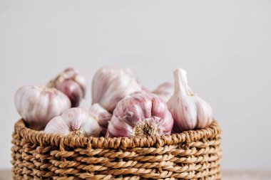 Beyaz arka planda sepette sarımsak. Kopyala, metin için boşluk.