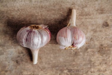 Sarımsaklar ahşap bir arka planda yatar. Üst Manzara. Kopyala, metin için boşluk.