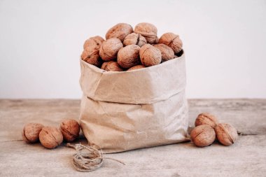 Kırsal bir masada, kese kağıdında ceviz. Kese kağıdında ceviz. Kopyala, metin için boşluk.