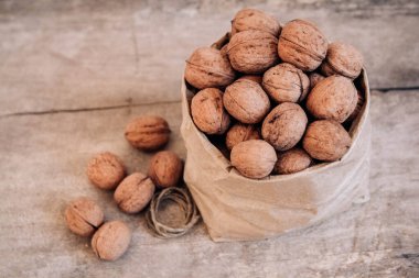 Kırsal bir masada, kese kağıdında ceviz. Kese kağıdında ceviz. Üst Manzara. Kopyala, metin için boşluk.