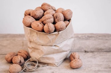 Kırsal bir masada, kese kağıdında ceviz. Kese kağıdında ceviz. Kopyala, metin için boşluk.