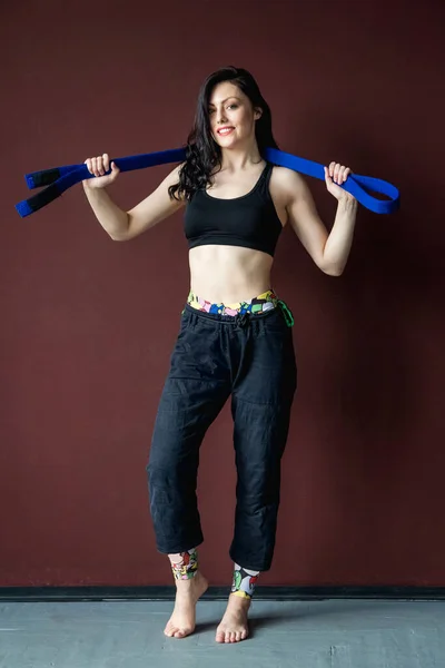 青いベルトで黒の着物を着た美しい運動女 武道の概念 室内スタジオ撮影 — ストック写真