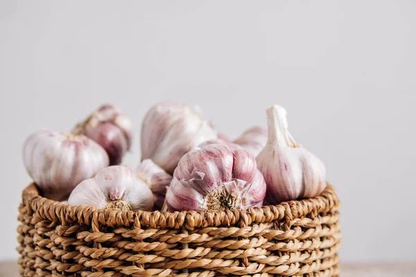 Beyaz arka planda sepette sarımsak. Kopyala, metin için boşluk.