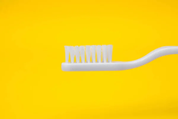 Λευκή Οδοντόβουρτσα Κίτρινο Φόντο Χώρος Για Κείμενο — Φωτογραφία Αρχείου