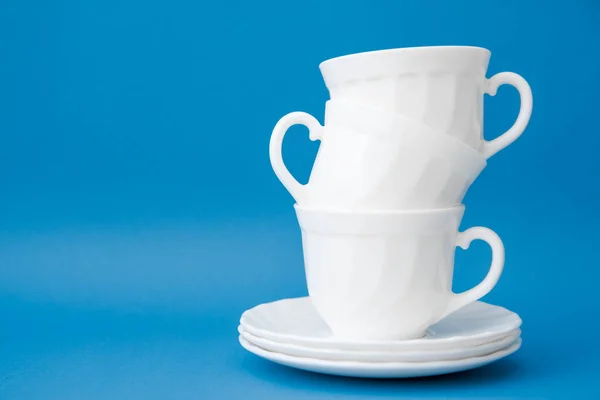 Tasses Céramique Blanche Avec Soucoupes Pyramide Pliée Sur Fond Bleu — Photo