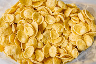 Plastik torbanın içinden mısır gevreği izlenmiş. Üst Manzara. Metnin için yer.