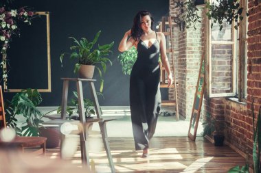 Çatı katı tarzında siyah elbiseli güzel bir manken..