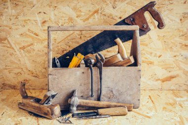 Aletlerle dolu eski ahşap alet çantası. Eski marangozluk aletleri. Durgun hayat.