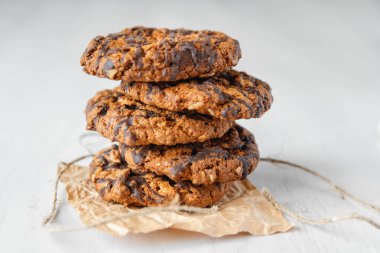 Beyaz masa arkasında çikolata parçacıklı kurabiyeler. Kopyala, metin için boşluk.