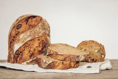 Tohumlu kahverengi taze ekmek eski ahşap arka planda parçalara ayrılır. Kopyala, metin için boşluk.