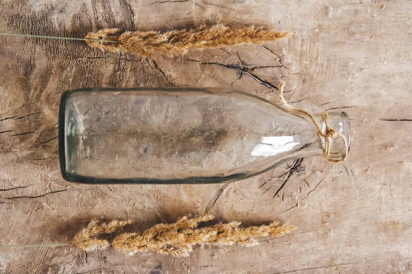 Nature Morte Bouquet Fleurs Séchées Dans Une Bouteille Verre Sur — Photo