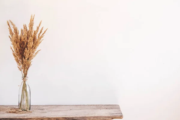 Натюрморт Букета Сушеных Цветов Стеклянной Бутылке Деревянном Столе Место Текста — стоковое фото