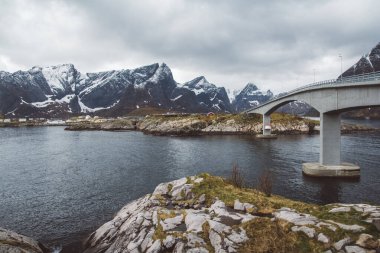 Lofoten adalarındaki Norveç dağı. Doğal İskandinav manzarası. Metin veya reklam için yer.